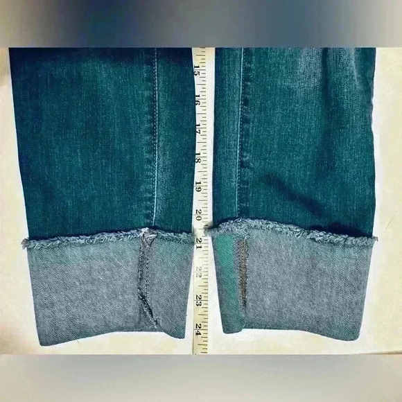 1822 The “Taylor” Jeans, Women’s Size 6, Distressed 3.5” cuffed, dark wash NWOT - Picture 11 of 16